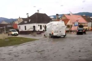 VIDEO – Furtună violentă la Cisndădie – Străzi acoperite de apă