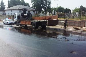 Carosabil plin de ulei în Vîlcele, după ce un utilaj a căzut de pe o platformă