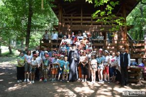 FOTO. ÎPS Irineu, în mijlocul copiilor ocrotiţi în aşezămintele sociale din Alba Iulia, la Parcul de Aventură Dynamis
