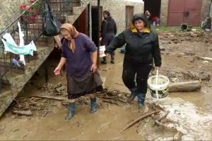 VIDEO – Prăpăd la Vaideeni! Trafic blocat, locuinţe şi maşini distruse