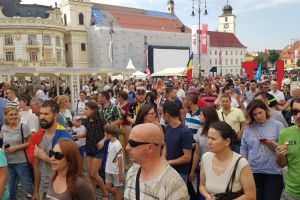 LIVE VIDEO – Protestele continuă la Sibiu – Sibienii au exultat la anunţul condamnării lui Liviu Dragnea