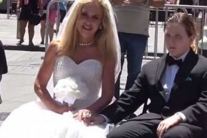 Iubirea chiar e OARBĂ. El are vărsta de 12 ani. Ea are 50. Opinia publică a fost şocată!