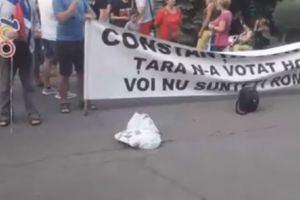 Hai sa le-aratam ca noi vrem sa ne crestem copiii acasa, intr-o tara cu oameni cinstiti si corecti!“ Protest in fata Prefecturii Constanta (video)
