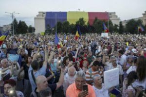 Peste 2.000 de oameni protesteaza in Bucuresti. Manifestantii cer demisia lui Liviu Dragnea (VIDEO)