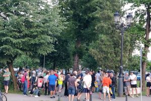 VIDEO. Un nou protest la Alba Iulia faţă de modificările aduse codurilor penale. Protestatar: Ieşim în stradă pentru a corecta greşeile de la alegeri