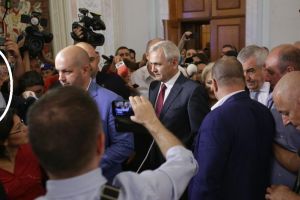 Parlamentari acuzaţi că s-au transformat în gărzi de corp pentru Dragnea. Deputatul PSD Ilie Toma: „Nici eu şi nici colegii mei nu am lovit pe nimeni. Eu cred că cei bruscaţi am fost noi”