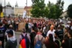 Peste 1.000 de clujeni au ieşit în stradă în a treia zi de proteste FOTO/VIDEO