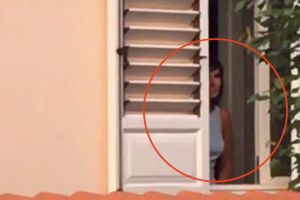 VIDEO – Peste 2.000 de sibieni intonează IMNUL acasă la Iohannis – Prima Doamnă cu lacrimi în ochi