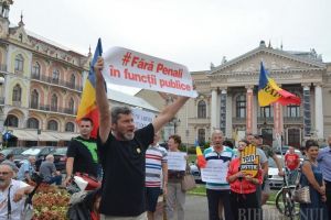 „Azi e zi de sărbătoare, Liviu Dragnea la-nchisoare!”: Miting cu participare redusă în Oradea după condamnarea şefului PSD (FOTO / VIDEO)