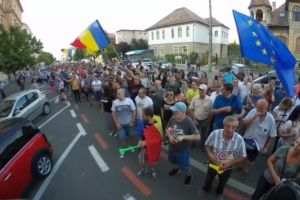 VIDEO FOTO Proteste la Sibiu – Aplauze în faţa Tribunalului – Momente emoţionante acasă la Iohannis