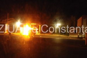 Judetul Constanta. Accident rutier grav. Pericol de explozie. Masina in flacari, rasturnata, in fata benzinariei