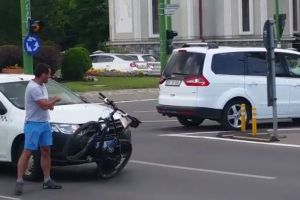 VIDEO Cum s-a finalizat o şicanare în trafic între un biciclist şi un taximetrist