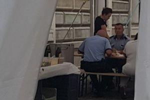 Abuz de funcţie. Poliţişti locali suprinşi la masă în corturile tehnice HBO I VIDEO