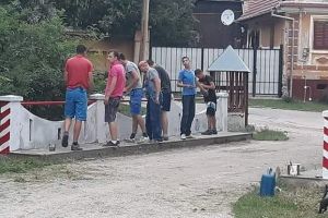FOTO Revoltă la Dobârca – Localnicii repară pe banii lor ceea ce primăria refuză să facă