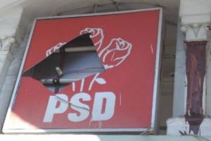 Sediul PSD Mureş, vandalizat cu… borcane de gem