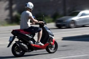 Tânăr de 19 ani, din Vinţu de Jos, cercetat după ce a condus fără permis un moped neînmatriculat