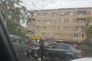 FOTO. Accident pe Drumul Careiului. Coliziune între două maşini