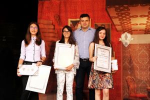 Elevele de zece la Evaluarea Naţională au primit diploma „Arădeni cu care ne mândrim”
