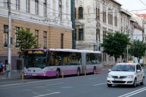 Lucrări de reparaţii pe banda dedicată autobuzelor, în zona Sora. Mijoacele de transport în comun vor circula printre maşini