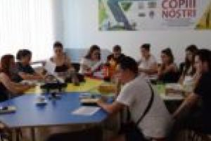 „Împreună pentru copiii noştri” – Tinerii din judeţul Caraş-Severin susţin proiectele Centrului de Tineret Moniom