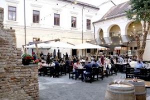 VIDEO: Gata de concert? Ghici cine mai canta in “Gradina de Vara La Tour”