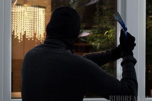 Furturi în serie în satul bihorean Zăvoiu: Hoţul alegea doar casele pensionarilor!
