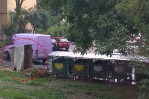 FOTO. WC din lemn uitat într-un cartier din Satu Mare. Construit de muncitorii de la drumuri