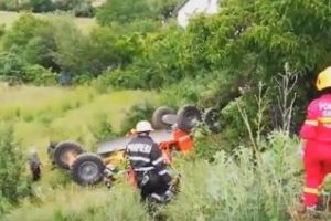 Intervenţie dificilă a pompierilor clujeni! Un bărbat a ajuns la spital după ce s-a răsturnat cu autogrederul pe Frunzişului VIDEO