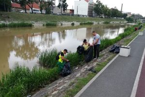 Malurile Begai curatate din nou de politistii locali aflati in timpul liber