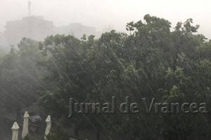 ULTIMĂ ORĂ: Cod portocaliu de ploi torenţiale şi vijelii la munte