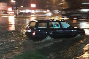 VIDEO. Inundaţii pe străzile secundare din cartierul albaiulian Miceşti