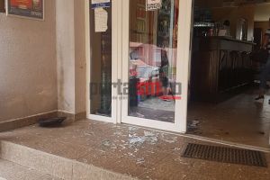 FOTO. INCREDIBIL. Ţiganii au devastat un bar din Odoreu, în amiaza mare