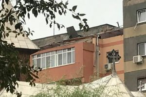 FOTO/ ȘTIREA TA: Un acoperiş rupt şi smuls de vânt, stă să cadă de pe un bloc din cartierul Ampoi 1 al municipiului Alba Iulia