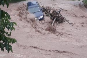Rupere de nori în comuna Pianu: O maşină a fost luată de ape. La Alba Iulia, mai multe gospodării au fost inundate