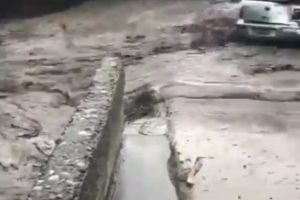 VIDEO Dezastru la Cricău: Un drum din localitate, transformat într-un râu iute şi tulbure