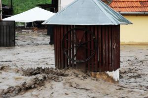 FOTO, VIDEO Dezastru la Cricău: Un drum din localitate, transformat într-un râu iute şi tulbure