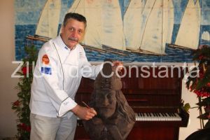 Arta din ciocolata. Maestrul cofetar a impresionat juriul unui concurs international cu o statuie a lui Vlad Țepes realizata din ciocolata (galerie foto)