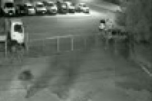 Imagini cu suspectul care a plantat cutia cu explozibil lângă maşina unui pompier, în Mănăştur FOTO/VIDEO