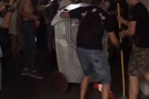 Incident de CASCADORII RÂSULUI. Un viceprimar a fost aruncat la gunoi, la propriu - VIDEO VIRAL 