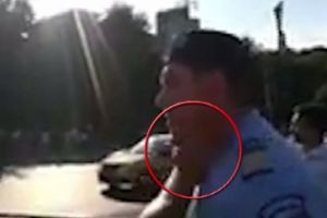 Noi imagini de la protestele din Piaţa Victoriei. Un jandarm a fost lovit - VIDEO