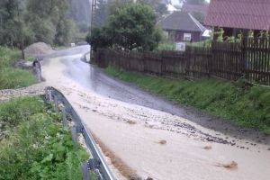 Gospodării inundate şi drum afectat de aluviuni la Lunca Ilvei