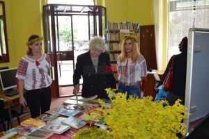 FOTO. Bibliotecarele din Satu Mare au oferit sânziene femeilor ce au purtat ie astăzi