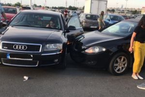 Accident rutier in parcarea exterioara a hipermarketului Vivo din Constanta. Doua masini implicate. O femeie a fost ranita (galerie foto)