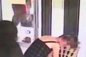 Imagini ȘOCANTE cu un JAF RATAT din Cluj. Reacţia unei cliente în faţa atacatorului înarmat. Imaginile au devenit VIRALE - VIDEO 