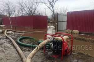 ULTIMĂ ORĂ: Inundaţii la Cîmpineanca şi Cîrligele! Pompierii intervin pentru evacuarea apei din gospodăriile oamenilor