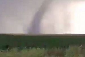 Fenomen meteo ȘOCANT în judeţul Galaţi. O TORNADĂ şi-a făcut apariţia după o ploaie TORENȚIALĂ -VIDEO 