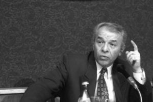 Nicolae Văcăroiu, un prim ministru scos din joben. România acum 26 de ani