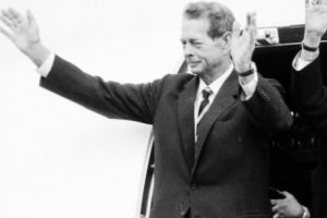 România anului 1992. Mihai de România candidat la Preşedinţia ţării! Regele salvează Republica! 