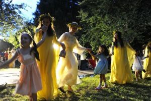 De Sânziene, marş în ie prin centrul Oradiei