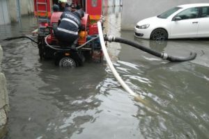 FOTO: Subsol inundat pe strada Muncii din Tîrgu Mureş